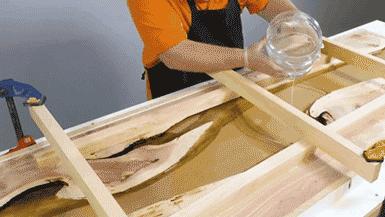 如何使用透明环氧浇注树脂和回收木头制作河流桌子