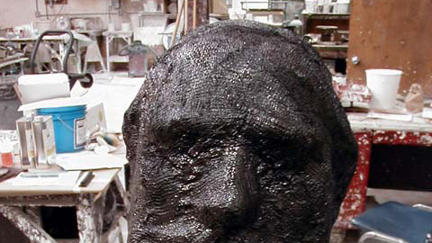 Johnson使用聚硫橡胶将雕塑赋予生命