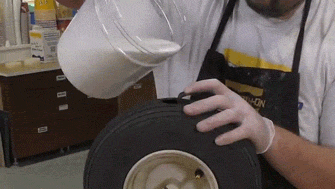 使用FlexFoam-it 25修理泄气的轮胎