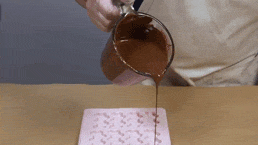 使用食品安全级模具硅胶制作定制巧克力